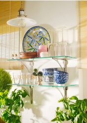 Стеклянные полки в комнате на стене: 150+ Фото использования в гостиной, на кухне, в ванной. Какой вариант выбрать?