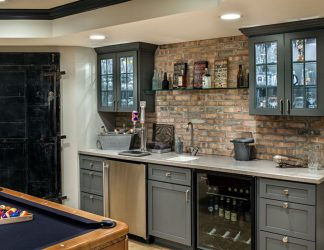 Стеклянные полки в комнате на стене: 150+ Фото использования в гостиной, на кухне, в ванной. Какой вариант выбрать?