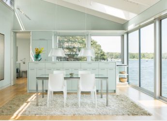 Стеклянные полки в комнате на стене: 150+ Фото использования в гостиной, на кухне, в ванной. Какой вариант выбрать?