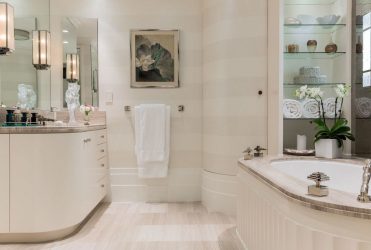 Стеклянные полки в комнате на стене: 150+ Фото использования в гостиной, на кухне, в ванной. Какой вариант выбрать?