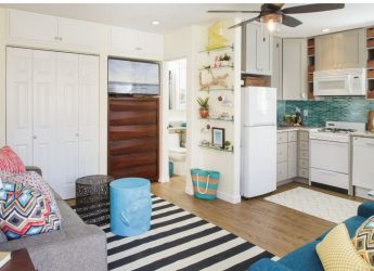 Стеклянные полки в комнате на стене: 150+ Фото использования в гостиной, на кухне, в ванной. Какой вариант выбрать?