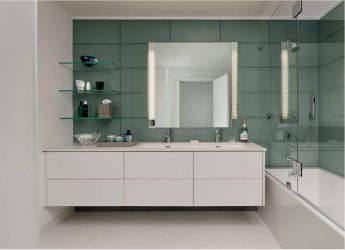 Стеклянные полки в комнате на стене: 150+ Фото использования в гостиной, на кухне, в ванной. Какой вариант выбрать?