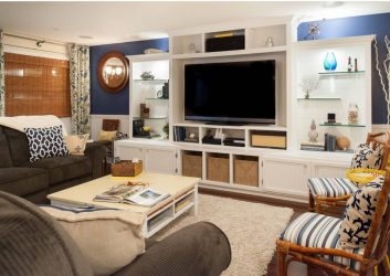 Стеклянные полки в комнате на стене: 150+ Фото использования в гостиной, на кухне, в ванной. Какой вариант выбрать?