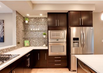 Стеклянные полки в комнате на стене: 150+ Фото использования в гостиной, на кухне, в ванной. Какой вариант выбрать?