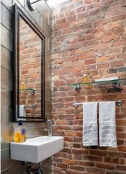 Стеклянные полки в комнате на стене: 150+ Фото использования в гостиной, на кухне, в ванной. Какой вариант выбрать?