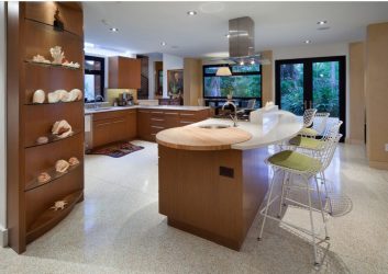 Стеклянные полки в комнате на стене: 150+ Фото использования в гостиной, на кухне, в ванной. Какой вариант выбрать?