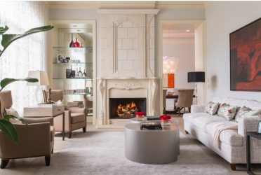 Стеклянные полки в комнате на стене: 150+ Фото использования в гостиной, на кухне, в ванной. Какой вариант выбрать?