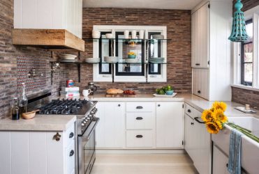 Стеклянные полки в комнате на стене: 150+ Фото использования в гостиной, на кухне, в ванной. Какой вариант выбрать?