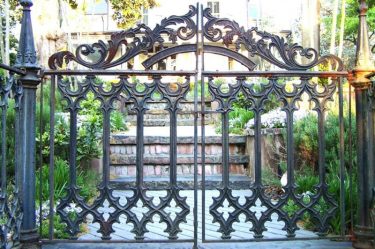 Заборы для частных домов и приусадебных территорий (+390 Фото Идей). Красивые ограждения и критерии выбора