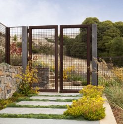 Заборы для частных домов и приусадебных территорий (+390 Фото Идей). Красивые ограждения и критерии выбора