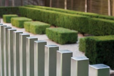 Заборы для частных домов и приусадебных территорий (+390 Фото Идей). Красивые ограждения и критерии выбора