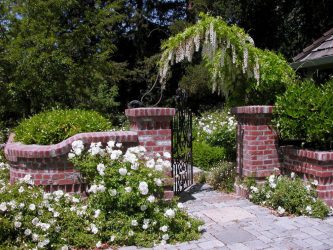 Заборы для частных домов и приусадебных территорий (+390 Фото Идей). Красивые ограждения и критерии выбора