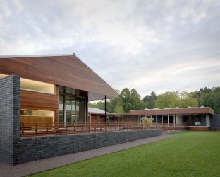 Заборы для частных домов и приусадебных территорий (+390 Фото Идей). Красивые ограждения и критерии выбора