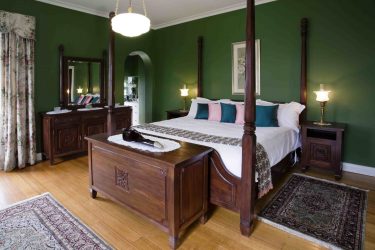 Интерьер спальни зеленого цвета: Как сделать его лучшим местом для отдыха? 175+ (Фото) вариантов Дизайна (шторы, обои, стены)