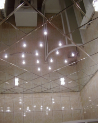 Зеркальный потолок: Особенности интерьерного решения (в ванной, гостиной, прихожей). Блестящая отделка для эффектного дизайна