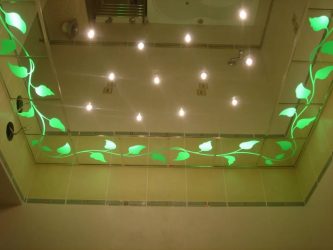 Зеркальный потолок: Особенности интерьерного решения (в ванной, гостиной, прихожей). Блестящая отделка для эффектного дизайна