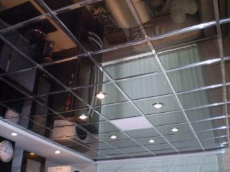Зеркальный потолок: Особенности интерьерного решения (в ванной, гостиной, прихожей). Блестящая отделка для эффектного дизайна