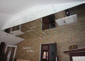 Зеркальный потолок: Особенности интерьерного решения (в ванной, гостиной, прихожей). Блестящая отделка для эффектного дизайна