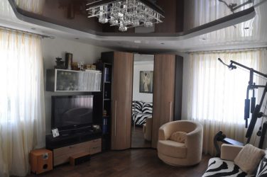 Зеркальный потолок: Особенности интерьерного решения (в ванной, гостиной, прихожей). Блестящая отделка для эффектного дизайна