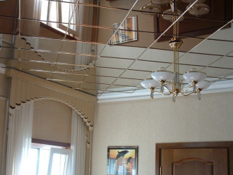 Зеркальный потолок: Особенности интерьерного решения (в ванной, гостиной, прихожей). Блестящая отделка для эффектного дизайна