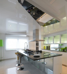 Зеркальный потолок: Особенности интерьерного решения (в ванной, гостиной, прихожей). Блестящая отделка для эффектного дизайна