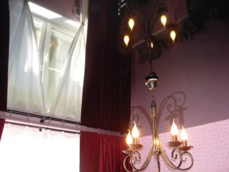 Зеркальный потолок: Особенности интерьерного решения (в ванной, гостиной, прихожей). Блестящая отделка для эффектного дизайна