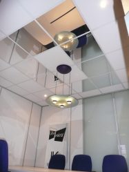 Зеркальный потолок: Особенности интерьерного решения (в ванной, гостиной, прихожей). Блестящая отделка для эффектного дизайна