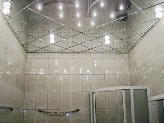Зеркальный потолок: Особенности интерьерного решения (в ванной, гостиной, прихожей). Блестящая отделка для эффектного дизайна