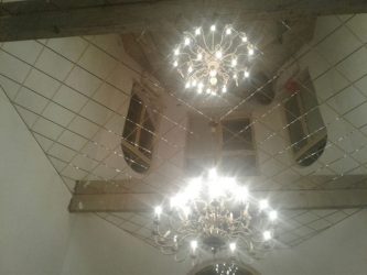Зеркальный потолок: Особенности интерьерного решения (в ванной, гостиной, прихожей). Блестящая отделка для эффектного дизайна