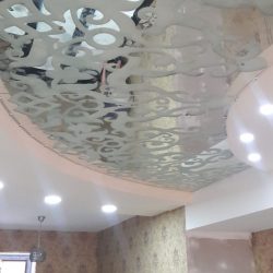 Зеркальный потолок: Особенности интерьерного решения (в ванной, гостиной, прихожей). Блестящая отделка для эффектного дизайна