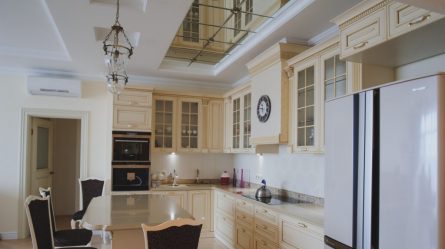 Зеркальный потолок: Особенности интерьерного решения (в ванной, гостиной, прихожей). Блестящая отделка для эффектного дизайна