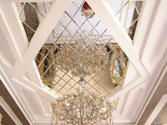 Зеркальный потолок: Особенности интерьерного решения (в ванной, гостиной, прихожей). Блестящая отделка для эффектного дизайна