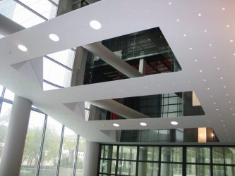 Зеркальный потолок: Особенности интерьерного решения (в ванной, гостиной, прихожей). Блестящая отделка для эффектного дизайна