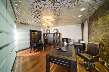 Зеркальный потолок: Особенности интерьерного решения (в ванной, гостиной, прихожей). Блестящая отделка для эффектного дизайна