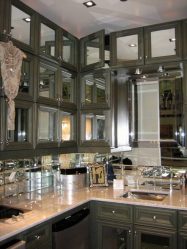 Зеркало на кухне — Увеличиваем пространство. Где разместить? Как подобрать? Как оформить? Выбираем оптимальные варианты (на стене, над полкой, над столом, на фартуке)