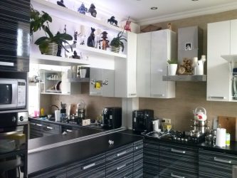 Зеркало на кухне — Увеличиваем пространство. Где разместить? Как подобрать? Как оформить? Выбираем оптимальные варианты (на стене, над полкой, над столом, на фартуке)