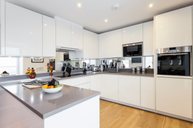 Зеркало на кухне — Увеличиваем пространство. Где разместить? Как подобрать? Как оформить? Выбираем оптимальные варианты (на стене, над полкой, над столом, на фартуке)