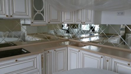 Зеркало на кухне — Увеличиваем пространство. Где разместить? Как подобрать? Как оформить? Выбираем оптимальные варианты (на стене, над полкой, над столом, на фартуке)