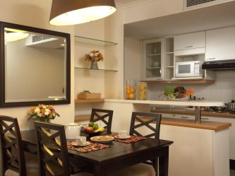 Зеркало на кухне — Увеличиваем пространство. Где разместить? Как подобрать? Как оформить? Выбираем оптимальные варианты (на стене, над полкой, над столом, на фартуке)