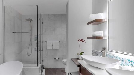 Зеркало в ванную с Подсветкой (200+ Фото): Практичность и оригинальность идеи. Выбираем дополнительные аксессуары (розетка/часы/подогрев)